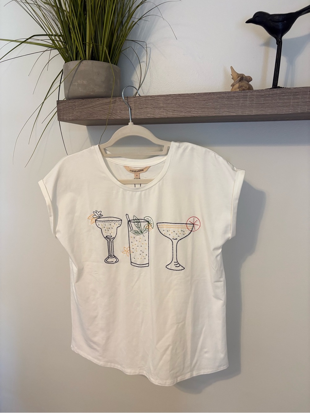 Embroidered NWT White Cocktail Graphic Short Sleeve Tee